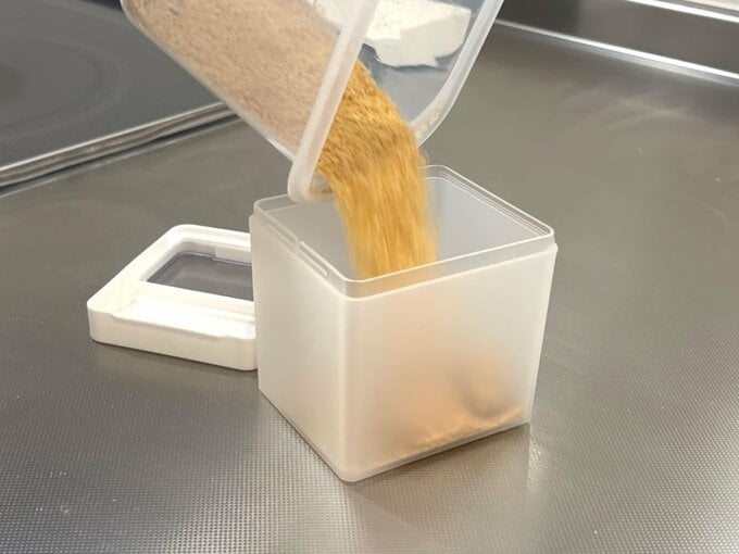 調味料を入れる様子