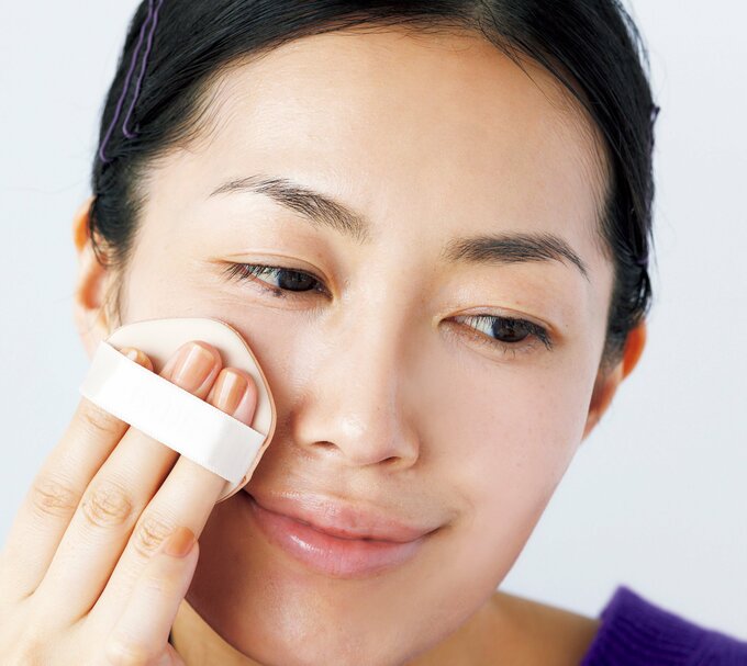 クッションファンデを塗る