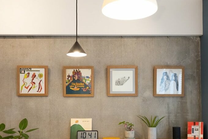 躯体現しの壁には絵画やレコードをディスプレイ