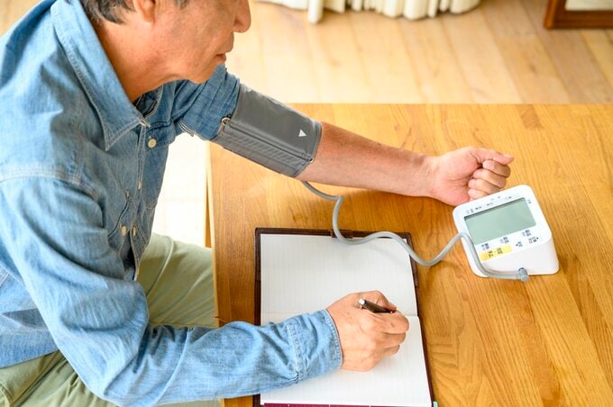 血圧計と男性