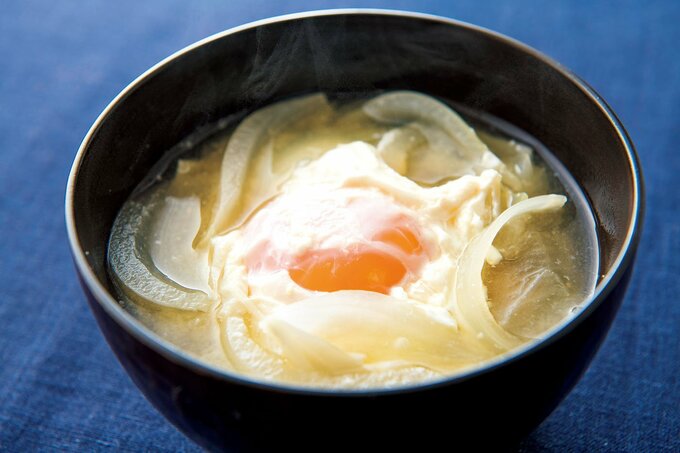 タマネギと落とし卵のみそ汁