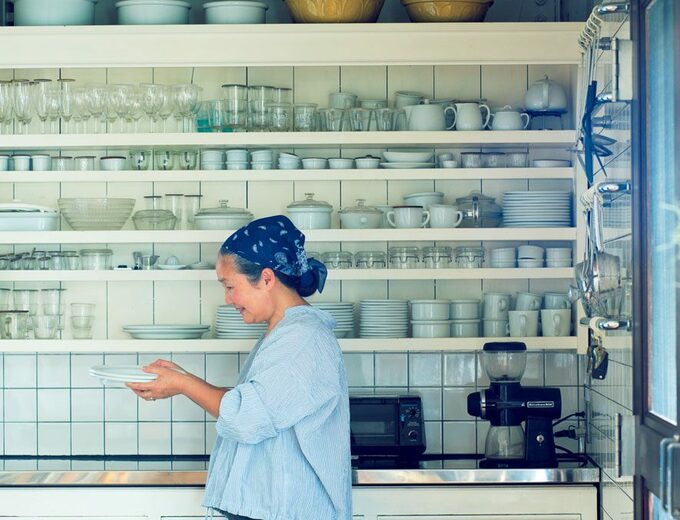 食器の近くに女性