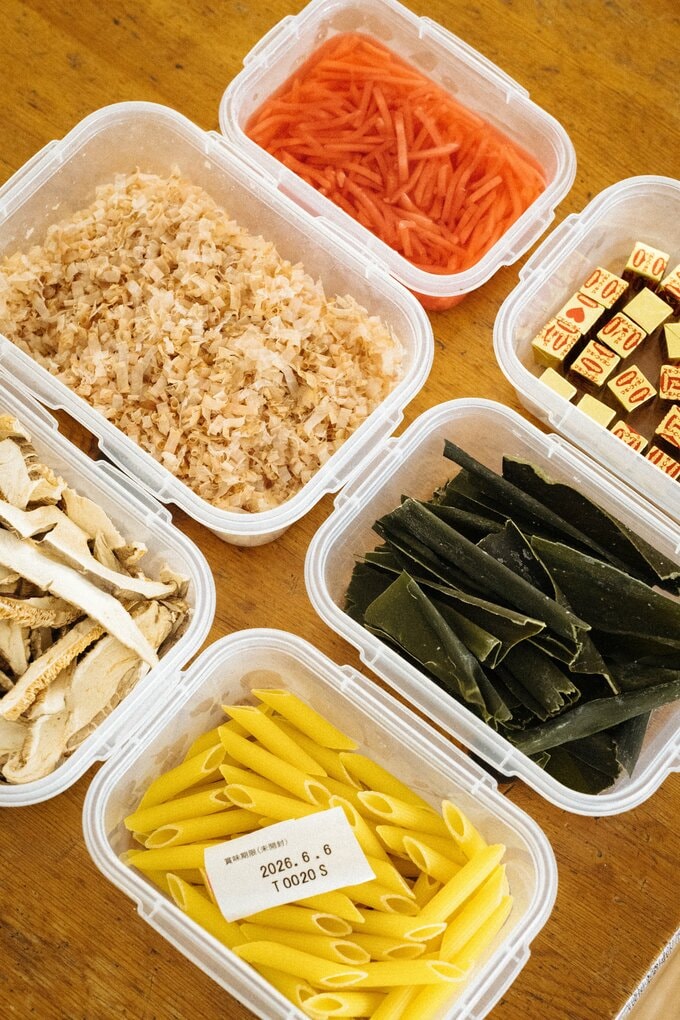 カツオの削り節、昆布、コンソメなど。パッケージの賞味期限を切り取って一緒に入れておくと便利