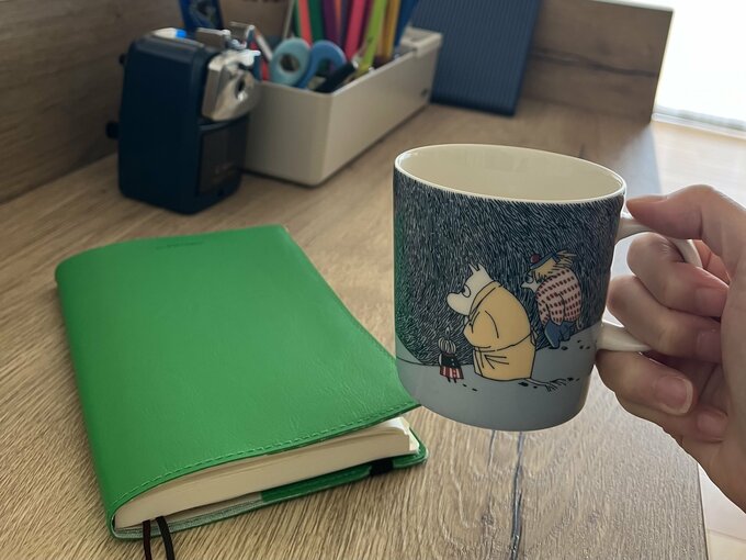 スケジュール帳とマグカップ