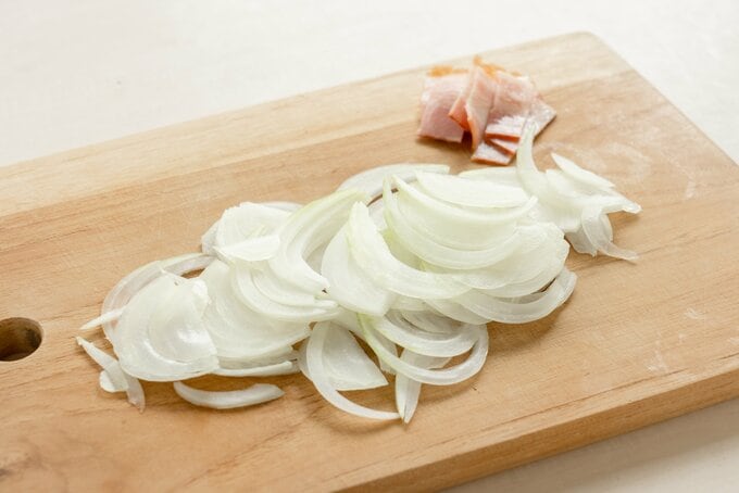 薄切りにした玉ねぎ