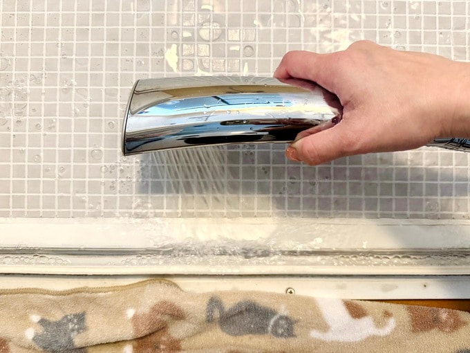 シャワーでサッシの掃除