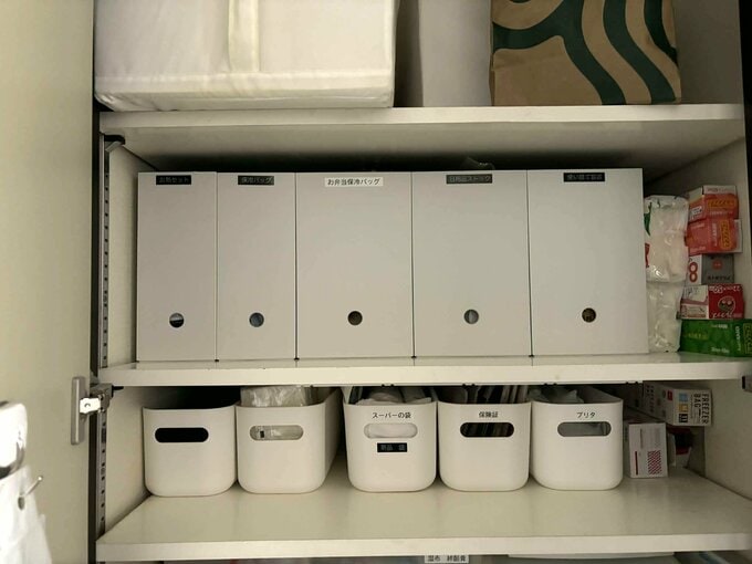 ラベルを貼ったファイルケースが並んだ収納スペース