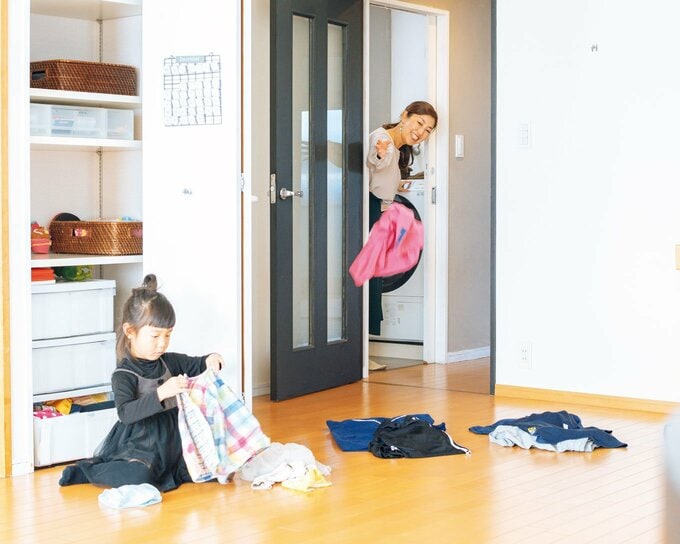 女の子洗濯物をたたむ