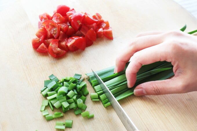 ニラ、トマトを切る