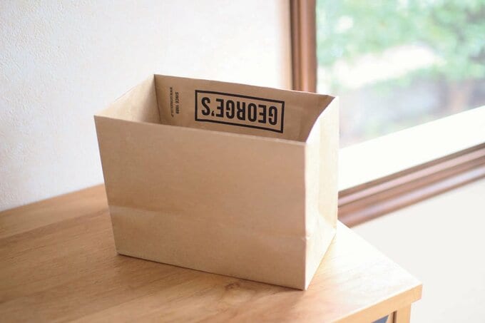 紙製の袋を使い捨てゴミ箱として活用している様子