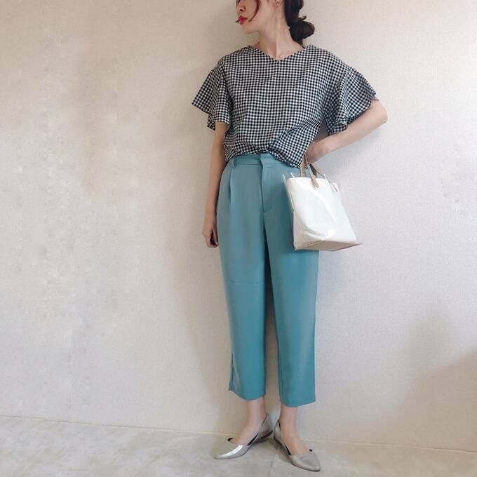 リネンブラウスと合わせてきれいめコーデに