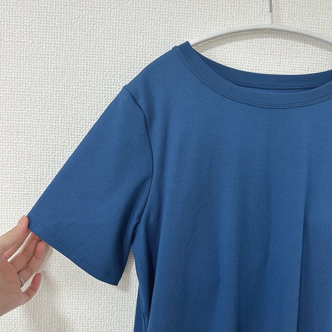 ワンピースの生地をチェックしている様子