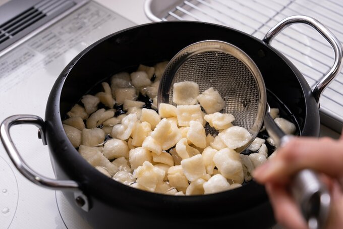 おもちを揚げる