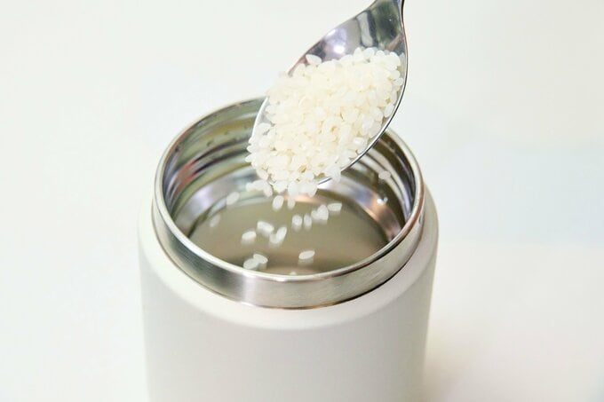 スープジャーに米を入れている様子