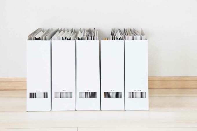 家じゅうの書類を集め、5つのファイルに分類した様子