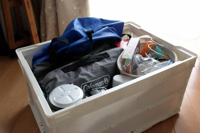 コンテナボックスにバケツなど収納