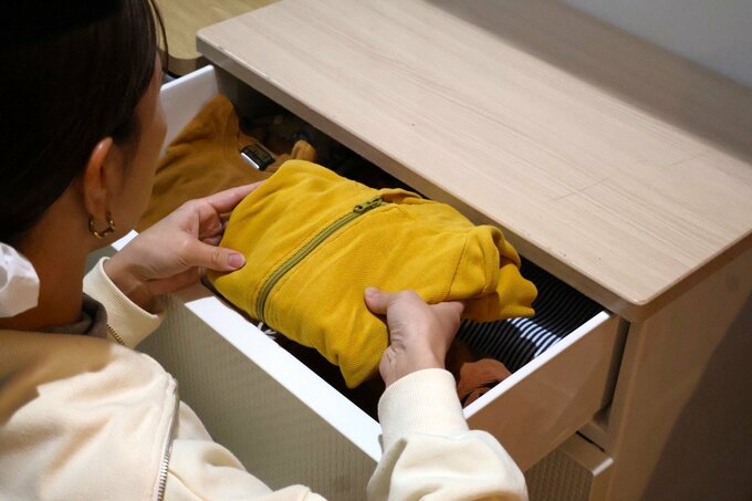 引き出しの中にある子ども服