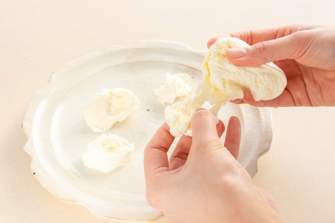 ちぎられたモッツァレラチーズ