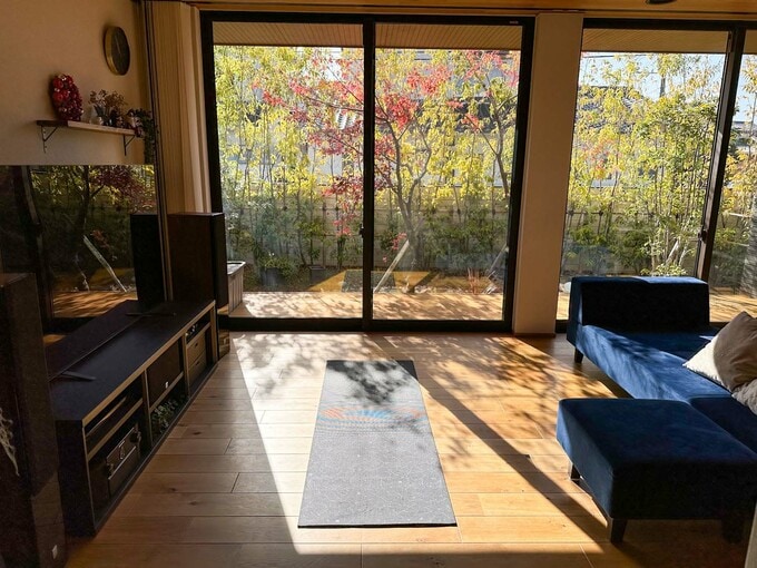 ヨガマットを敷いてヨガ