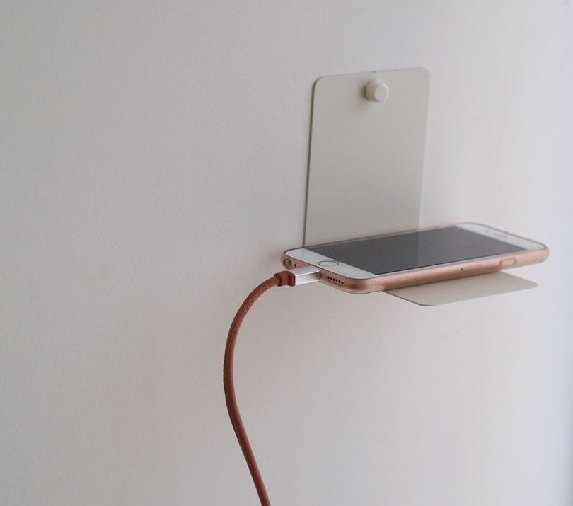 壁にブックエンドをサクッと取りつけ リビングの困りもの置き場に Esseonline エッセ オンライン 壁にブックエンドをサクッと取りつけ リビングの困りもの置き場に Esseonline エッセ オンライン