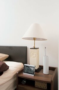 ベッドメイクのついでに：ハンディーモップをサイドテーブルに置きベッド回りをきれいに2