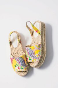 トロピカル柄とジュートソールで常夏気分を満喫