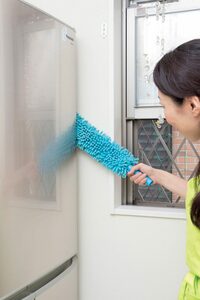 長めのハンディーモップで週に一度ホコリを取る