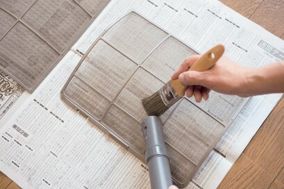 100均のペンキ用ブラシがエアコン掃除にぴったり！プロも実践するワザを伝授