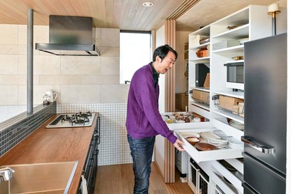 家好き芸人、アンガールズ・田中さんがIKEAキッチンを活用したお宅に感動！