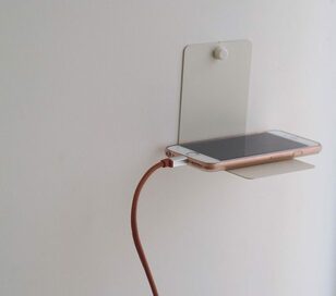 壁にブックエンドをサクッと取りつけ、リビングの困りもの置き場に！