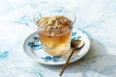 とろとろ食感がやみつきの「飲むわらび餅」。麦茶と片栗粉でつくれる