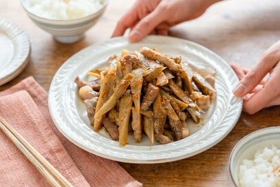 新ゴボウと豚肉の甘辛炒め。歯ごたえ抜群で、白米が止まらない味
