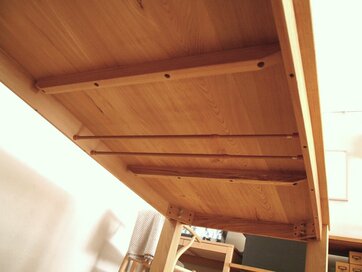 プロの100円グッズ活用法！つっぱり棒をテーブルの下に渡す理由とは？