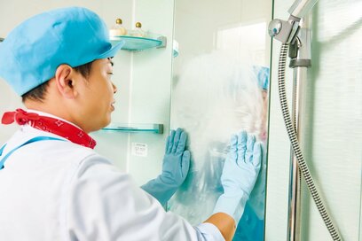 かけて放置するだけの「浴室大掃除」。鏡のくもりもピカピカに