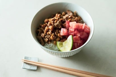 いつもとひと味違う「納豆丼」。暑い夏にこそ食べたい一品＜長谷川あかりさんレシピ＞