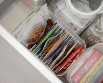 100円で“神”収納。ふりかけ袋やレトルト箱が倒れがち問題を解決