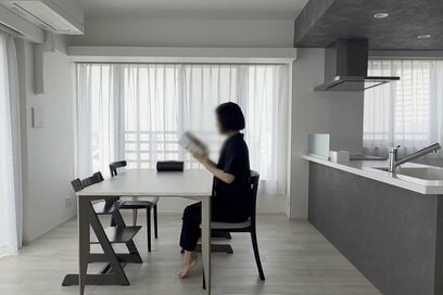 服を「80着から3着」に減らして身軽になれた。春夏は「ワンピース1着」だけ、身支度も時短に