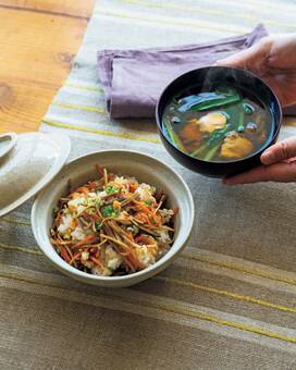 疲れた日はホッとする混ぜご飯とすまし汁。全部レンチンで完成