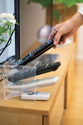 3分で片づくリビングの秘密。リモコンラックは「斜め」がカギ