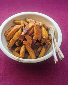 サツマイモと鶏スペアリブの甘辛炒め煮。家族ウケも間違いなし