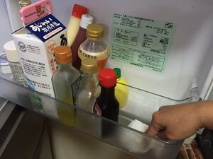 扉の取っ手部分も調理中の手でうっかり触れるなど、汚れやすい場所。