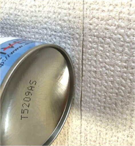 スチール缶をコロコロと転がし、隙間を塞ぐように貼付ける