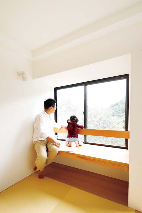 転落防止用の手すりを付けた和室の窓