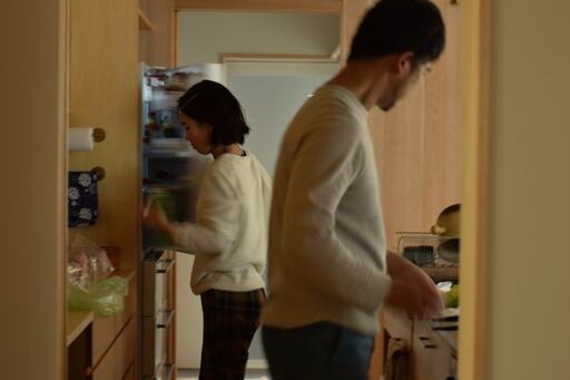 キッチンに立つ今井さんと娘