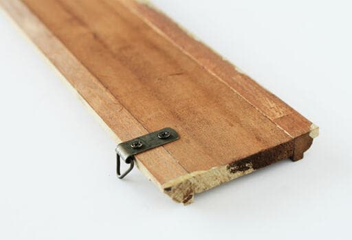 引っ掛けて使う場合は裏側に「ビラカン」という金具を取り付ける