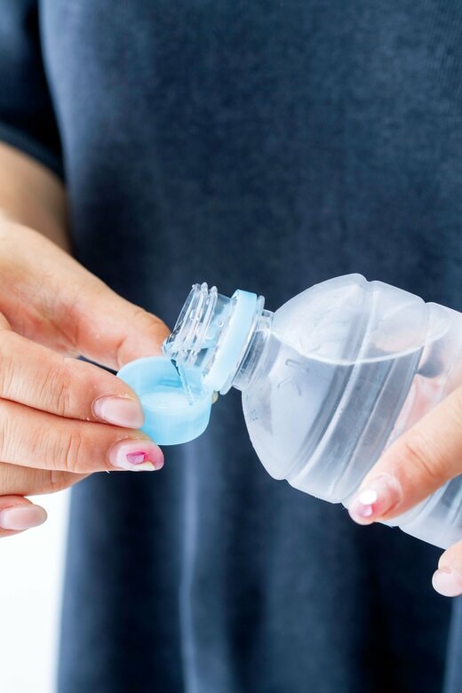 キャップに水を入れる