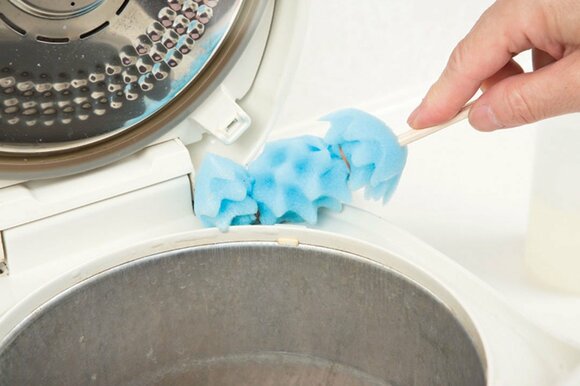 スポンジ棒で水気と汚れを一気に!