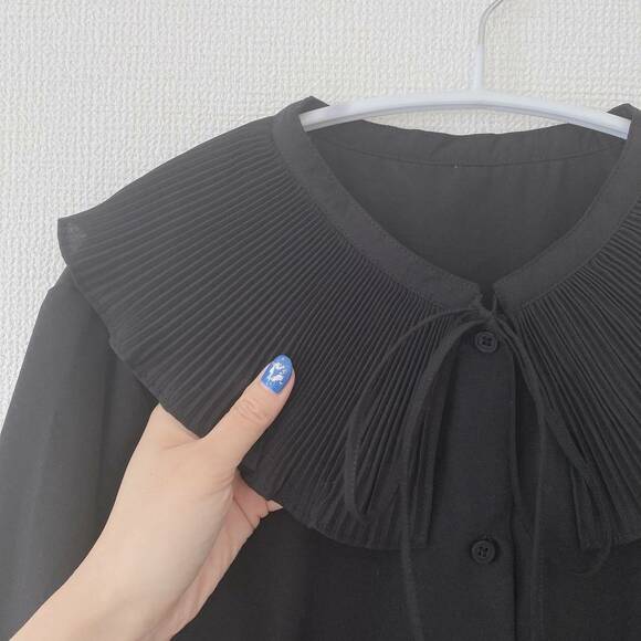 プリーツカラーブラウス首元