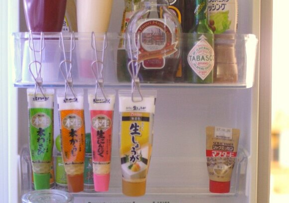 薬味チューブは100円ショップのステンレスピンチで整理