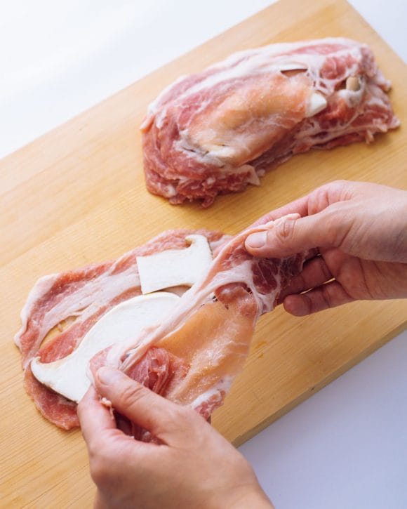 豚肉とエリンギを重ねる